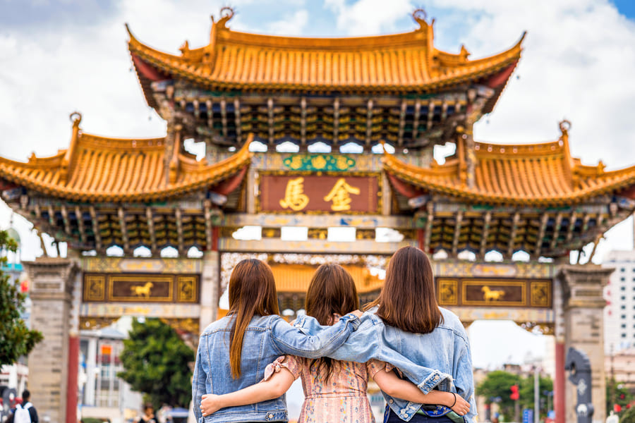 Familia de paseo fuera de un templo Chino