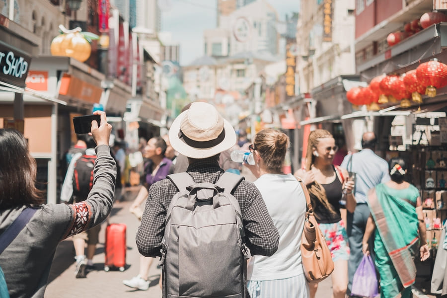 Un viajero con sombrero y mochila en las calles de china